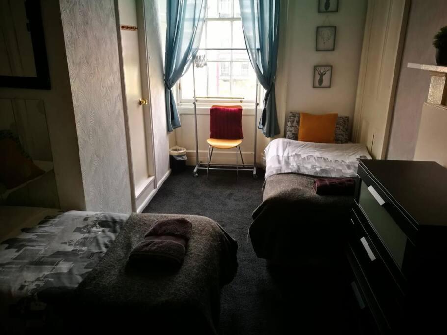 The Kingsview Townhouse - Boutique Hostel Edinburgh Bagian luar foto