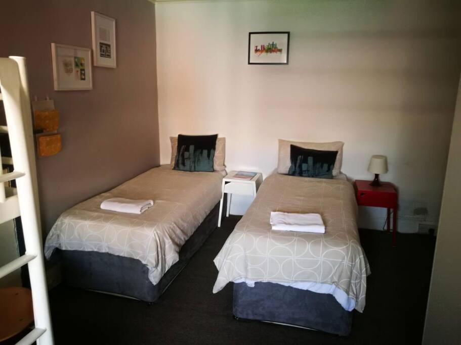 The Kingsview Townhouse - Boutique Hostel Edinburgh Bagian luar foto