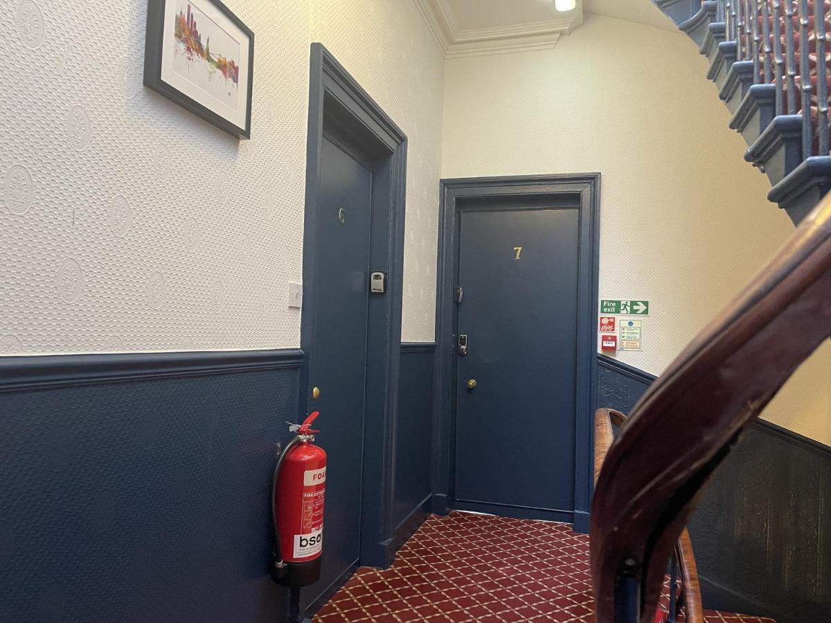The Kingsview Townhouse - Boutique Hostel Edinburgh Bagian luar foto