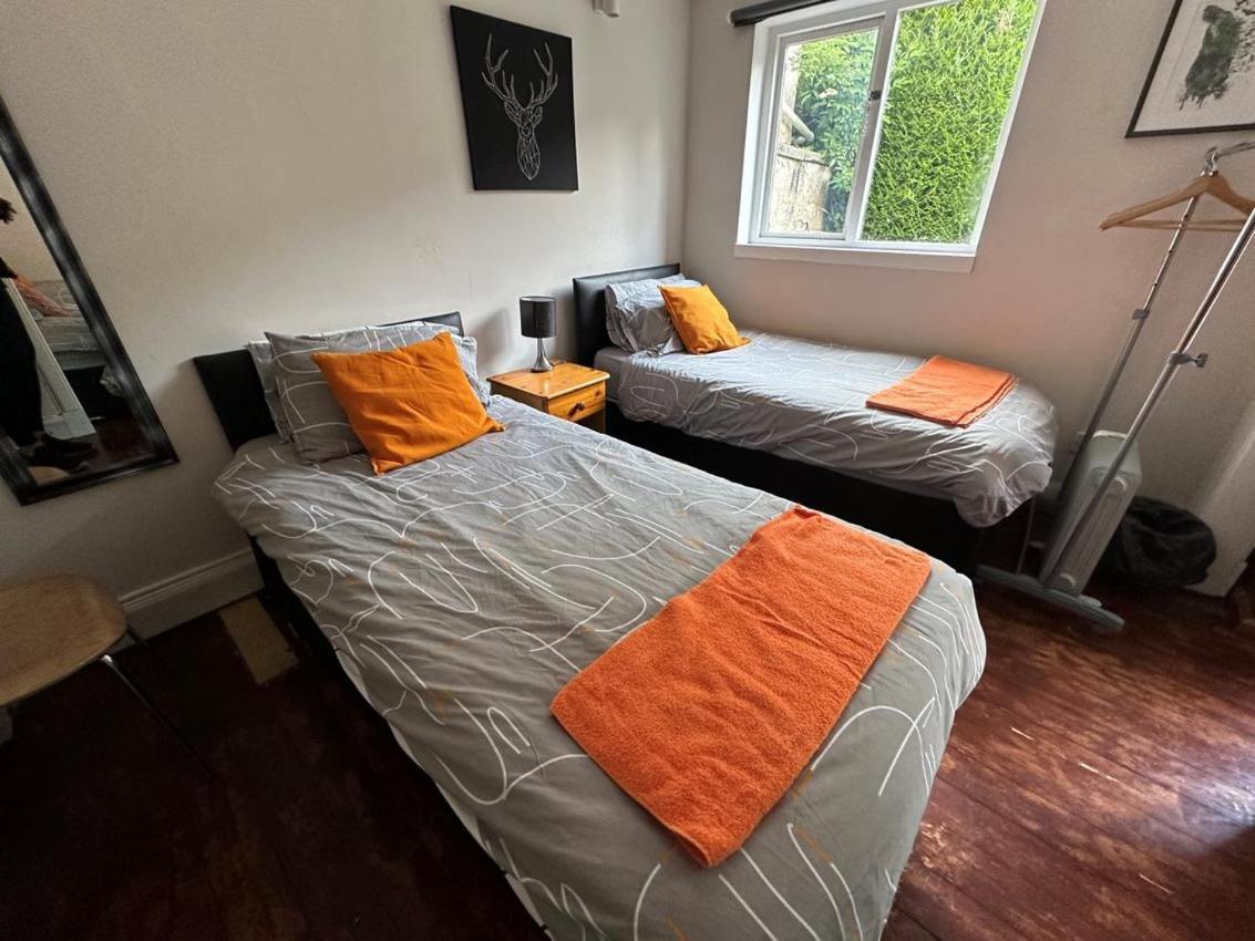 The Kingsview Townhouse - Boutique Hostel Edinburgh Bagian luar foto